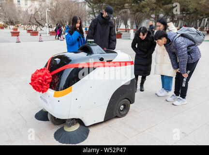 Stufe 4 das autonome Fahren Reinigung Fahrzeug arbeitet auf dem Campus der Inneren Mongolei Normal University in Hohhot, Innere Mongolei im Norden Chinas Autonomo