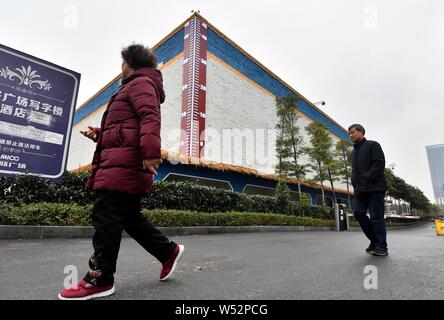 Fußgänger Spaziergang, vorbei an einem riesigen Thermometer mit Anzeige der aktuellen Außentemperatur in Chongqing, China, 4. Januar 2019. Stockfoto