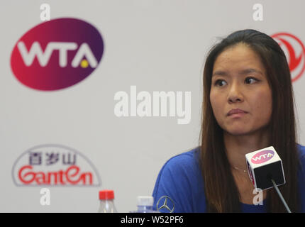 ------ Rentner chinesischen Tennis star Li Na einer Pressekonferenz während der 2014 WTA Wuhan Open Tennis Turnier in Wuhan City besucht, der Central China H Stockfoto