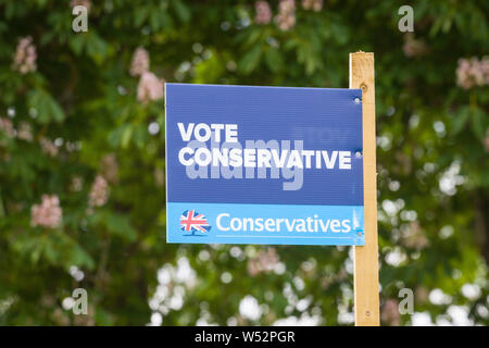 Ein Abstimmungszeichen der Konservativen auf einer Landstraße in einem ländlichen Wahlkreis in der Nähe von Yattendon, Berkshire Stockfoto