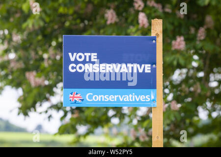 Ein Abstimmungszeichen der Konservativen auf einer Landstraße in einem ländlichen Wahlkreis in der Nähe von Yattendon, Berkshire Stockfoto