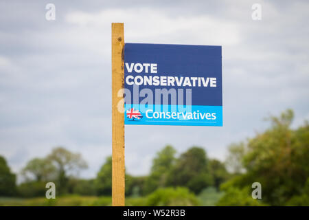 Ein Abstimmungszeichen der Konservativen auf einer Landstraße in einem ländlichen Wahlkreis in der Nähe von Yattendon, Berkshire Stockfoto