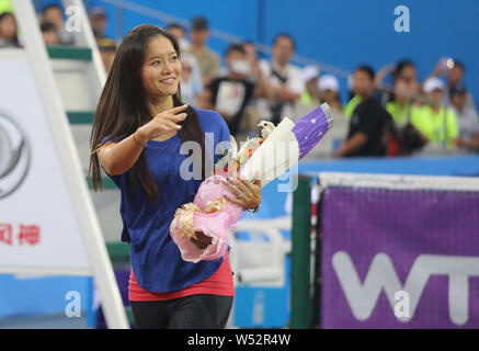 ------ Rentner chinesischen Tennis star Li Na Wellen zu Fans an einer kurzen Ruhestand Zeremonie, während die 2014 WTA Wuhan Open Tennis Turnier in Wuhan City, Stockfoto