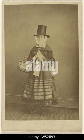 Frau gekleidet in traditionelle walisische Kleidung, H.J. Hughes (Australische, aktive Carnarvon, Australien 1860), 1864-1865, Eiweiß silber Drucken Stockfoto