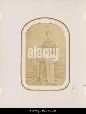 Nicht identifizierte Bürgerkrieg Officer, unbekannte Teekocher, American, United States, ca. 1862, Eiweiß Silber drucken, 8,9 × 5,3 cm (3 1/2 x 2 1/16 in Stockfoto