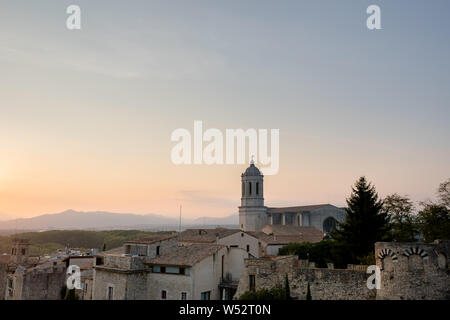 Kathedrale in Girona bei Sonnenuntergang (Catedral de Girona) mit Kopie Raum Pyrenäen Hintergrund Stockfoto