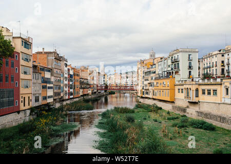 Alte Stadt am Fluss in Girona Stockfoto