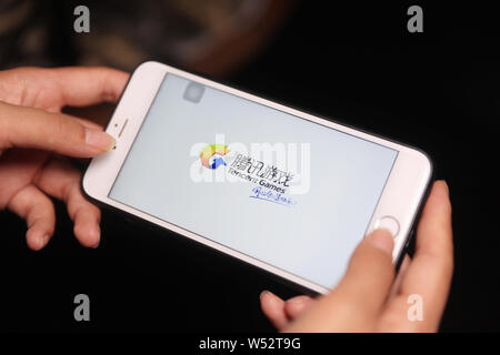 ---- Eine Chinesische mobile Game Player spielt's Tencent mobile Spiel "König der Herrlichkeit" auf einem Smartphone in Kunming, Provinz Yunnan im Südwesten Chinas, 1 Stockfoto