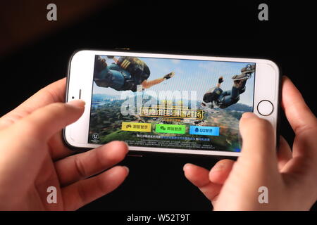 ---- Eine Chinesische mobile Game Player spielt's Tencent multiplayer Online Battle Royale's Spiel PlayerUnknown Schlachtfelder, auf sein Smartphone in Kunming Stockfoto