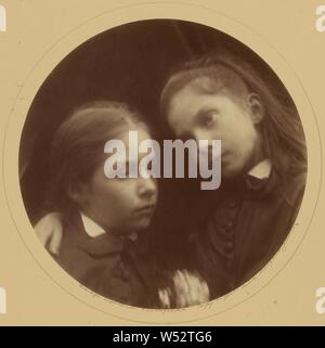 Margaret und Adeline Norman, Julia Margaret Cameron (Briten, geboren in Indien, 1815-1879), England, 1874, Eiweiß Silber drucken, 27,7 cm (10 7/8 in Stockfoto