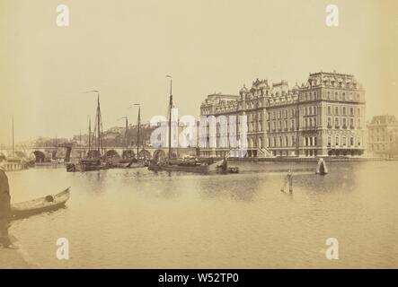 Blick auf den Kanal und den Königlichen Palast in der Ferne, Amsterdam, Samuel Bourne (Englisch, 1834 - 1912), Amsterdam, Niederlande, etwa 1860 - 1889, Eiweiß Silber drucken, 18,2 × 24,7 cm (7 1/4 x 9 3/4 in Stockfoto