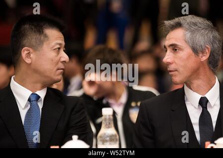 ---- Shu Yuhui, Links, Gründer und Vorsitzender von Quanjian Gruppe und Trainer Paulo Sousa in China Tianjin Quanjian ein Treffen für Tianjian teilnehmen Stockfoto