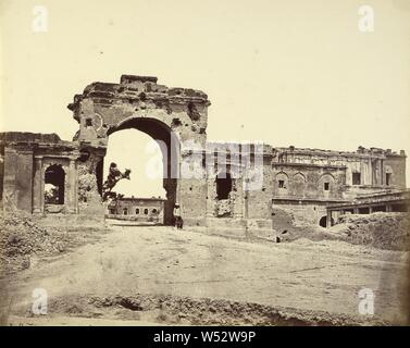 Gateway, die in der Residenz, die von Captain Aitken, 13 Bengal Native Infanterie statt, meist in der Rechtsinhaber Guard Gate, Felice Beato (Englisch, geboren in Italien, 1832-1909), Henry Hering (British, 1814-1893), Indien, 1858 - 1862, Eiweiß Silber drucken, 23.8 x 30.6 cm (9 3/8 x 12 1/16 berufen, in Stockfoto