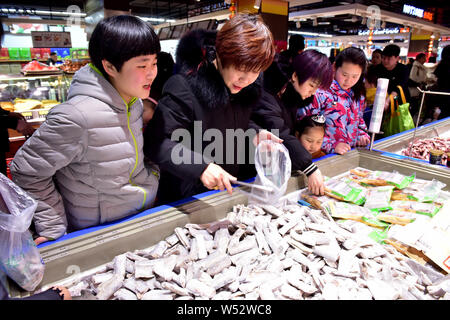 ------ Kunden shop für cutlassfishes in einem Supermarkt in Shijiazhuang City, North China Provinz Hebei, 19. Januar 2019. China kann t überholen Stockfoto