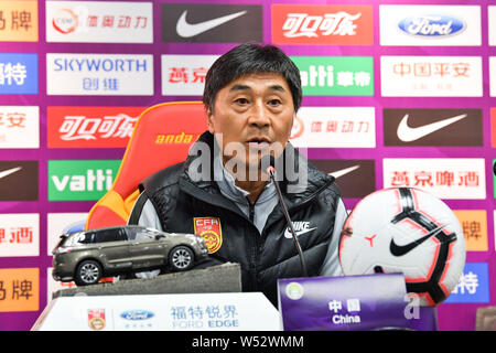 Head Coach Jia Xiuquan der nationalen chinesischen Women's Football Team besucht eine Pressekonferenz für die CFA-Team China's International Frauen Fußball-Tour Stockfoto