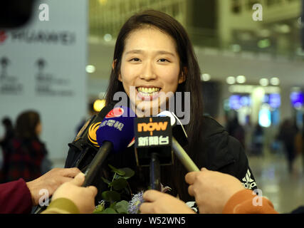 Hong Kong Fechter Vivian Kong Mann Wai erhält ein Interview nach dem Internationalen Flughafen Hong Kong in Hong Kong, China ankommen, 16. Januar 2019. Stockfoto