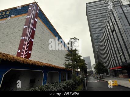 Anzeigen eines riesigen Thermometer mit Anzeige der aktuellen Außentemperatur in Chongqing, China, 4. Januar 2019. Stockfoto