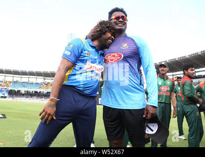 Juli 26, 2019, Colombo, Western Province, Sri Lanka: Sri Lankan cricketer Lasith Malinga (L) und Bangladesch bowling Trainer Champaka Ramanayake Reagieren während der ersten Tag International Cricket Match zwischen Sri Lanka und Bangladesch auf der R. Premadasa Stadium in Colombo am 26. Juli 2019. Credit: Pradeep Dambarage/ZUMA Draht/Alamy leben Nachrichten Stockfoto