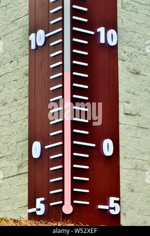 Anzeigen eines riesigen Thermometer mit Anzeige der aktuellen Außentemperatur in Chongqing, China, 4. Januar 2019. Stockfoto