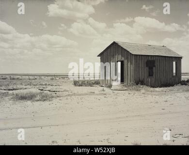 Abgebrochene Dust Bowl Home, Dorothea Lange (American, 1895 - 1965), ca. 1935 - 1940, Silbergelatineabzug, 18,9 x 24,4 cm (7 5/6 x 9 5/8 Zoll Stockfoto