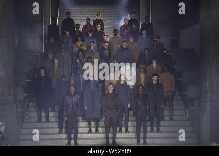 Modelle zeigen neue Kreationen an der Ermenegildo Zegna fashion Show, die im Rahmen der Mailänder Men's Fashion Week Herbst/Winter 2019 in Mailand, Italien, 11. Januar 20 Stockfoto