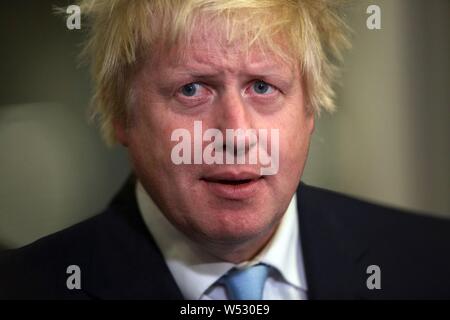 UXBRIDGE, ENGLAND - Mai 07: Boris Johnson der Bürgermeister von London in die Zählung für Uxbridge und Ruislip, wo er die M.P. für die West London Wahlkreis. Am 8. Mai 2015, England. an der Brunel University in London während der Uxbridge und South Ruislip zählen am 8. Mai 2015 in Uxbridge, England. Das Vereinigte Königreich hat zu den Urnen gegangen für eine neue Regierung in einem der am stärksten umkämpften allgemeine Wahlen in der jüngsten Geschichte zu stimmen. Stockfoto