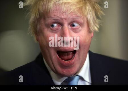 UXBRIDGE, ENGLAND - Mai 07: Boris Johnson der Bürgermeister von London in die Zählung für Uxbridge und Ruislip, wo er die M.P. für die West London Wahlkreis. Am 8. Mai 2015, England. an der Brunel University in London während der Uxbridge und South Ruislip zählen am 8. Mai 2015 in Uxbridge, England. Das Vereinigte Königreich hat zu den Urnen gegangen für eine neue Regierung in einem der am stärksten umkämpften allgemeine Wahlen in der jüngsten Geschichte zu stimmen. Stockfoto