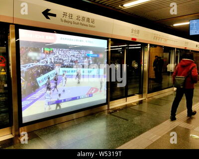 Blick auf die Projektion Medien auf einer Platform Screen Tür an der Jingtai Station auf der Linie 14 der Pekinger U-Bahn in Peking, China, 24. Januar 2019. T Stockfoto