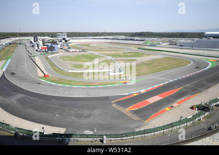 Hockenheim, Deutschland. 26. Juli, 2019. Motorsport: Formel 1-Weltmeisterschaft, den grossen Preis von Deutschland. Formel 1 Autos fahren auf der Strecke im ersten Training. Credit: Sebastian Gollnow/dpa/Alamy leben Nachrichten Stockfoto