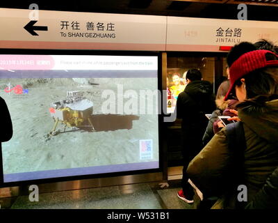 Fußgänger Sehen Sie sich die Projektion Medien auf einer Plattform Bildschirm Tür, wie Sie für eine U-Bahn an der Station Jingtai auf Zeile 14 der Pekinger Su warten Stockfoto