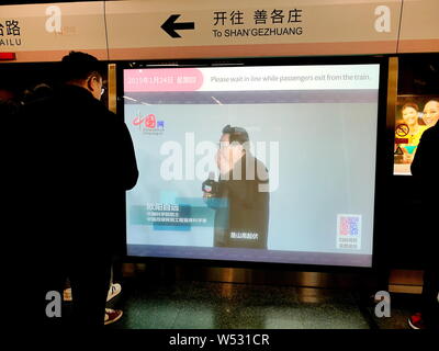 Fußgänger Sehen Sie sich die Projektion Medien auf einer Plattform Bildschirm Tür, wie Sie für eine U-Bahn an der Station Jingtai auf Zeile 14 der Pekinger Su warten Stockfoto