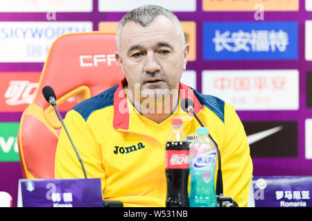 Head Coach Mirel Albon der nationalen rumänischen Frauen Fußball-Team nimmt an einer Pressekonferenz der CFA-Team China's International Frauen Fußball-Tour Stockfoto