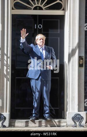 Neuer Premierminister Boris Johnson spricht mit Medien außerhalb Nummer 10, Downing Street am 24. Juli 2019 in London, England. Boris Johnson, MP war Führer der Konservativen und Unionist Party gestern gewählt, die 66 Prozent der Stimmen, die Mitglieder der Partei. Er übernimmt das Amt des Ministerpräsidenten heute Nachmittag, nachdem Premierminister Theresa können Fragen im Unterhaus für die letzte Zeit in Anspruch nahm, Stockfoto