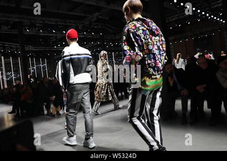 Modelle zeigen neue Kreationen an der Versace fashion Show, die im Rahmen der Mailänder Men's Fashion Week Herbst/Winter 2019 in Mailand, Italien, 12. Januar 2019. Stockfoto