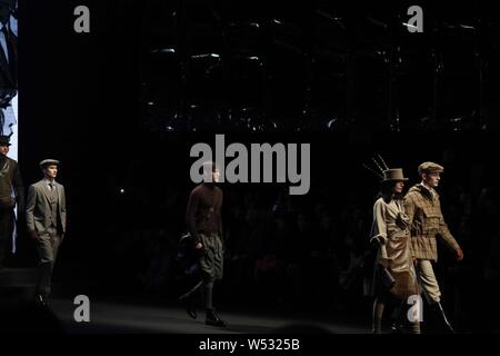 Modelle zeigen neue Kreationen an den Daks-fashion Show, die im Rahmen der Mailänder Men's Fashion Week Herbst/Winter 2019 in Mailand, Italien, 13. Januar 2019. Stockfoto