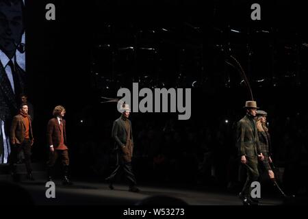 Modelle zeigen neue Kreationen an den Daks-fashion Show, die im Rahmen der Mailänder Men's Fashion Week Herbst/Winter 2019 in Mailand, Italien, 13. Januar 2019. Stockfoto