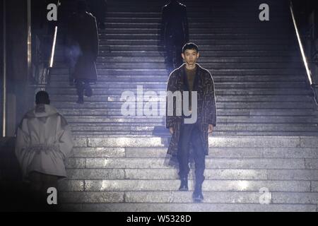 Ein Modell zeigt eine neue Schöpfung an der Ermenegildo Zegna fashion Show, die im Rahmen der Mailänder Men's Fashion Week Herbst/Winter 2019 in Mailand, Italien, 11. Januar Stockfoto