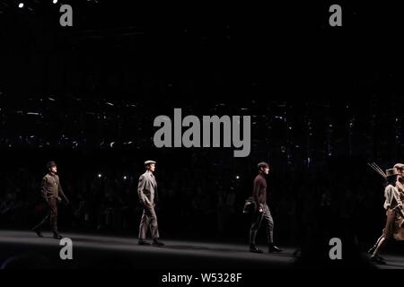 Modelle zeigen neue Kreationen an den Daks-fashion Show, die im Rahmen der Mailänder Men's Fashion Week Herbst/Winter 2019 in Mailand, Italien, 13. Januar 2019. Stockfoto