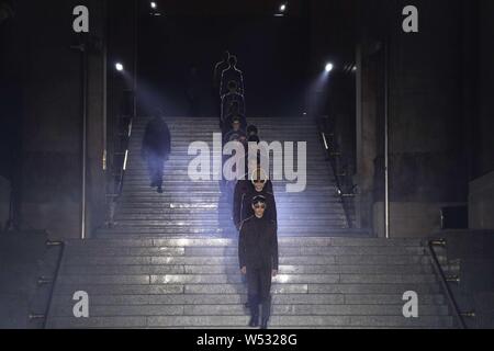 Modelle zeigen neue Kreationen an der Ermenegildo Zegna fashion Show, die im Rahmen der Mailänder Men's Fashion Week Herbst/Winter 2019 in Mailand, Italien, 11. Januar 20 Stockfoto