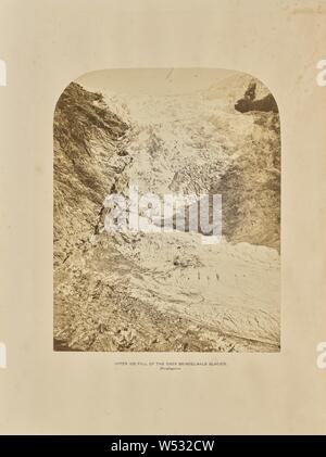 Obere Ice-Fall der Ober Grindelwald Gletscher, Ernest H. Edwards (British, 1837 - 1903), Kanton Bern, Schweiz, 1865, Eiweiß Silber drucken, 16,9 × 13,5 cm (6 5/8 x 5 5/16 Zoll Stockfoto