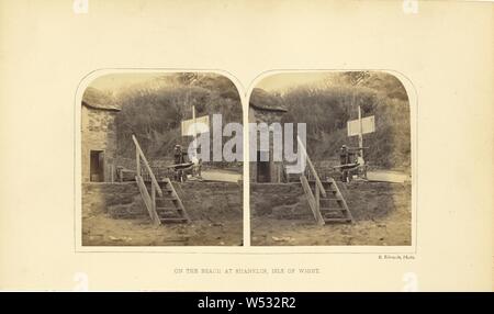 Am Strand von Shanklin, Isle of Wight, Ernest H. Edwards (British, 1837-1903), England, 1860, Eiweiß Silber drucken, 7,4 x 14,2 cm (2 15/16 x 5 9/16 Zoll Stockfoto