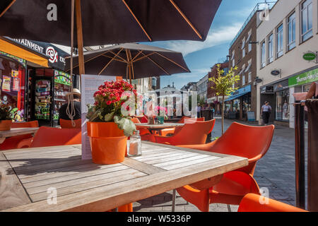 Tische und Stühle in Peascod Straße, die zu einem Cafe für Menschen zu Essen und zu Trinken. Stockfoto