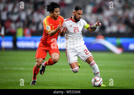 Hao Junmin von China, Links, Herausforderungen Ashkan Dejagah des Iran in Ihrem Viertelfinale bei der Asienmeisterschaft 2019 in Abu Dhabi, Vereinigte Arabische Emir Stockfoto