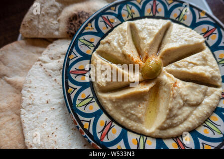 Eine Platte mit Hummus mit Fladenbrot serviert als Vorspeise in einem marokkanischen Restaurant. Stockfoto
