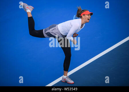 Maria Sharapova von Russland liefert einen Schuß zu Timea Bacsinszky aus der Schweiz in der ersten Runde der Damen während der 2019 WTA Shen Stockfoto