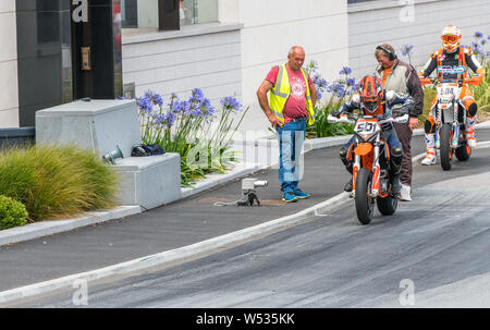 Konkurrenten zu Beginn der britischen Bergrennen treffen in Val des Terres, Guernsey. Stockfoto