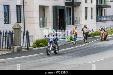 Konkurrenten zu Beginn der britischen Bergrennen treffen in Val des Terres, Guernsey. Stockfoto