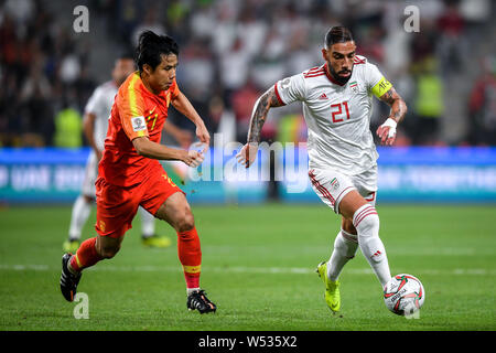 Hao Junmin von China, Links, Herausforderungen Ashkan Dejagah des Iran in Ihrem Viertelfinale bei der Asienmeisterschaft 2019 in Abu Dhabi, Vereinigte Arabische Emir Stockfoto