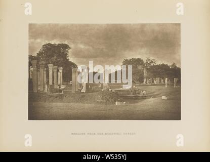 Bleibt in der Nähe des Ruanweli Dagaba, Henry W. Höhle (Englisch, 1854-1913), London, England, 1896, Woodburygravure, 12,3 × 19,4 cm (4 13/16 x 7 5/8 Zoll Stockfoto