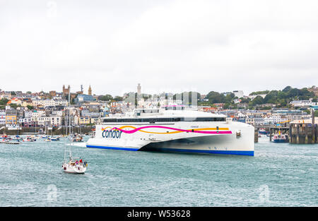 Condor's Katamaran Fähre die HSC Condor Befreiung Segel aus St Peters Port, Guernsey. Stockfoto